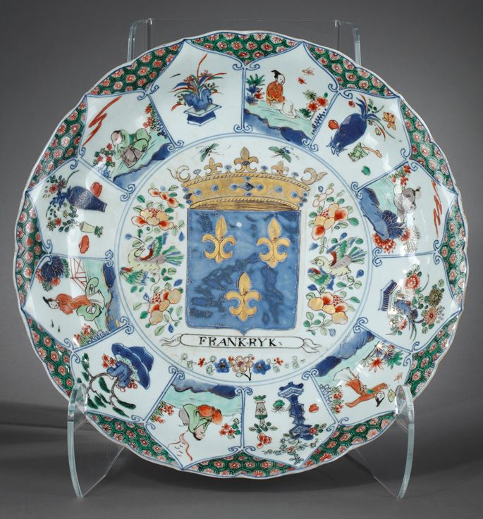 Rare porcelain large dish with French Armorial -Royaume de France-Kangxi period | MasterArt